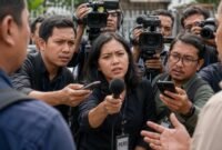 GELOMBANG dugaan intimidasi terhadap wartawan kembali mencoreng kebebasan pers di daerah. Dalam rentang waktu yang berdekatan, sejumlah jurnalis di Bengkulu hingga Lubuklinggau mengaku mengalami tekanan saat menjalankan tugas jurnalistik, mulai dari dugaan perampasan telepon genggam, ancaman verbal, hingga aksi pengejaran ketika melakukan peliputan. Rangkaian peristiwa itu memunculkan ironi besar di tengah demokrasi yang menjamin kebebasan pers. Wartawan yang datang untuk mencari dan menyampaikan informasi kepada publik justru berhadapan dengan intimidasi di lapangan. Kasus pertama terjadi di Bengkulu. Wartawati Yanti melaporkan dugaan perampasan handphone saat meliput dugaan pungutan liar di kawasan Pantai Zakat pada Minggu (29/3/2026). Saat itu, Yanti sedang merekam keributan terkait dugaan permintaan iuran kepada pedagang di kawasan wisata tersebut. Namun situasi berubah tegang ketika telepon genggam yang digunakannya untuk merekam diduga dirampas oleh oknum di lokasi. “Hape saya dirampas,” ujar Yanti saat membuat laporan di Mapolresta Bengkulu. Tak hanya kehilangan alat kerja, Yanti juga mengaku mendapat tekanan verbal yang membuat dirinya ketakutan ketika menjalankan tugas jurnalistik. Kasus tersebut kemudian mendapat pendampingan dari Persatuan Wartawan Indonesia Provinsi Bengkulu. PWI menilai tindakan itu telah mencederai profesi wartawan dan berpotensi menghalangi kerja pers yang dilindungi undang-undang. Belum reda perhatian terhadap kasus tersebut, dugaan intimidasi kembali terjadi di Kepahiang. Wartawan Hendri Irawan melaporkan dugaan ancaman saat melakukan konfirmasi di Kantor Dinas PMD Kepahiang pada Kamis (30/4/2026). Dalam laporan yang disampaikan, sejumlah wartawan disebut sempat berada di dalam ruangan yang terkunci selama sekitar 30 menit. Pintu diduga dikunci dari dalam dan kunci ruangan disebut dibuang keluar melalui jendela. Dalam situasi itu, muncul dugaan ancaman terhadap wartawan. “Jangan ada yang merekam. Kalau sampai keluar aku bekasus, aku akan datang dan mencari satu-satu,” demikian ancaman yang dilaporkan. Peristiwa tersebut kini masih dalam proses penyelidikan aparat kepolisian. Sementara itu, dugaan intimidasi lain juga terjadi di Lubuklinggau. Seorang wartawan berinisial DI mengaku dikejar oknum karyawan perusahaan saat mendokumentasikan dugaan aktivitas pembuangan sampah di dekat permukiman warga. Menurut pengakuannya, ia tengah mengambil video untuk kepentingan pemberitaan ketika beberapa oknum diduga marah dan mengejarnya hingga masuk ke kawasan perumahan warga. “Saya sedang mengambil video untuk bahan berita. Setelah itu saya dikejar sampai masuk kawasan perumahan,” ungkap DI. Peristiwa itu bermula dari keresahan warga terkait dugaan pembuangan sampah oleh oknum karyawan PT Long Hai Internasional di dekat lingkungan permukiman. Rentetan kejadian tersebut kembali menegaskan bahwa perlindungan terhadap wartawan di lapangan masih menjadi persoalan serius. Padahal, kerja jurnalistik telah dijamin dalam Undang-Undang Nomor 40 Tahun 1999 tentang Pers. Pasal 4 UU Pers menegaskan kemerdekaan pers dijamin sebagai hak asasi warga negara dan pers memiliki hak mencari, memperoleh, serta menyebarluaskan informasi. Bahkan Pasal 18 ayat (1) UU Pers menyebutkan bahwa setiap orang yang dengan sengaja menghambat atau menghalangi kerja jurnalistik dapat dipidana penjara paling lama dua tahun atau denda paling banyak Rp500 juta. Selain itu, Dewan Pers bersama aparat penegak hukum juga memiliki SOP perlindungan wartawan dalam menjalankan tugas jurnalistik. Mekanisme penyelesaian sengketa pemberitaan seharusnya ditempuh melalui hak jawab, hak koreksi, atau pengaduan ke Dewan Pers, bukan dengan intimidasi, ancaman, maupun tindakan perampasan alat kerja. Ketika wartawan mengalami intimidasi saat bekerja, yang terancam bukan hanya keselamatan jurnalis semata, tetapi juga hak masyarakat untuk memperoleh informasi yang benar dan terbuka.