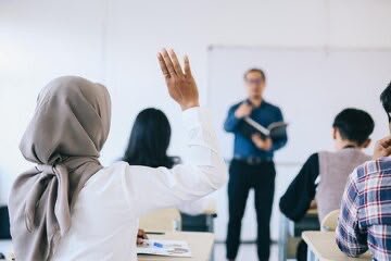 “Izin Bertanya, Pak/Bu” — Bentuk Kesopanan atau Normalisasi Ketimpangan Kuasa secara Perlahan?